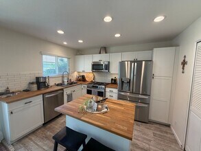 14987 Campus Park Dr in Moorpark, CA - Building Photo - Building Photo