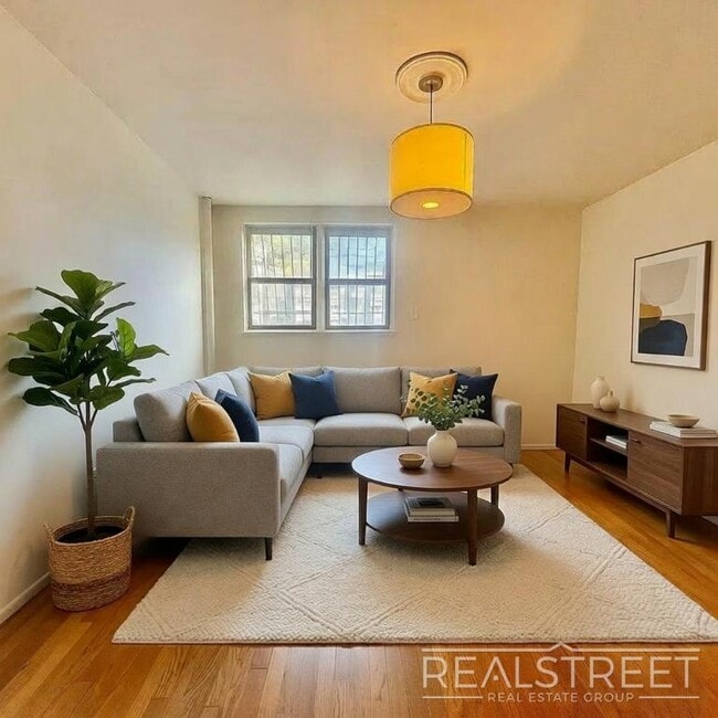 This is a spacious, bright, and sunny 1 bedroom apartment located on one of South Slope/ Greenwood's