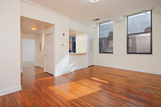 337 N Charles St, Unit 108 in Baltimore, MD - Building Photo - Building Photo