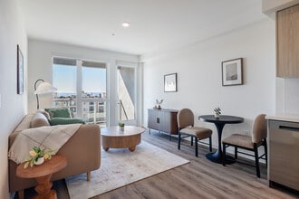 Somi in Los Angeles, CA - Foto de edificio - Interior Photo