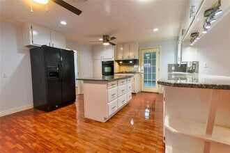 10518 Hazelhurst Dr in Houston, TX - Building Photo - Building Photo