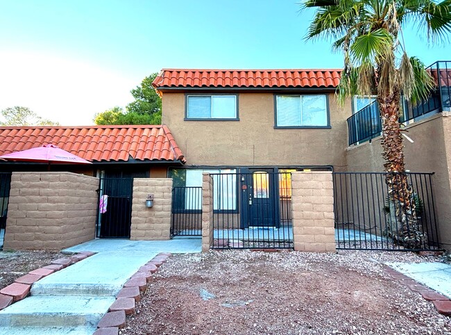 221 Brookside Ln in Las Vegas, NV - Building Photo - Building Photo