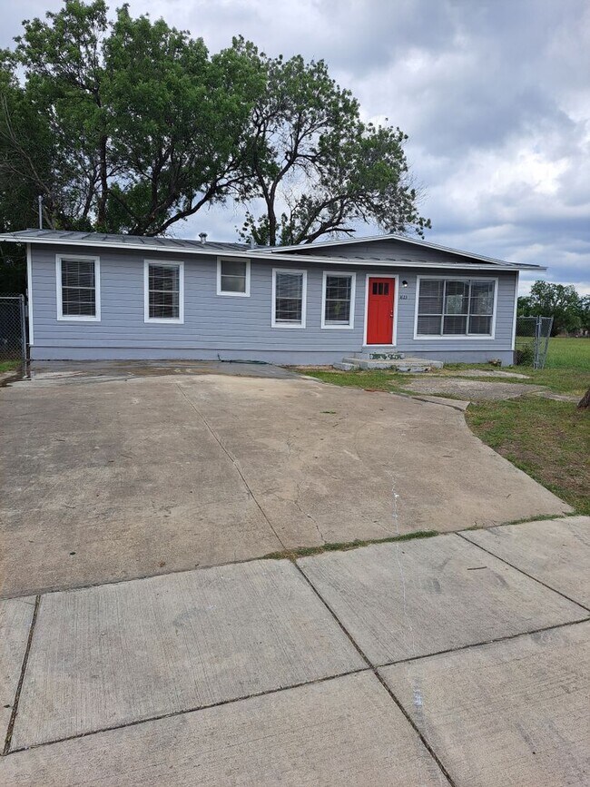 1623 W Thompson Pl in San Antonio, TX - Building Photo - Building Photo