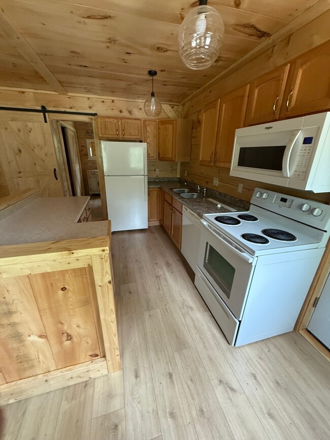 466 Manchester Rd, Unit Apt. 2 in Belgrade, ME - Building Photo - Building Photo