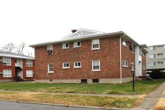 3402 Rowena Rd in Louisville, KY - Foto de edificio - Building Photo