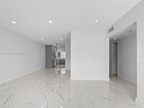 4256 SW 69th Ave in Miami, FL - Foto de edificio - Building Photo