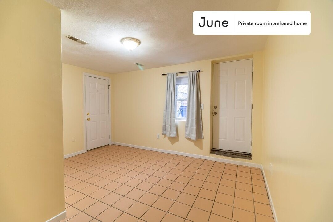 Private bedroom in 3 bed/2 bath Home in Boston, MA - Building Photo