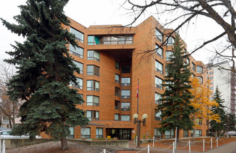 Knox-Met Manor in Edmonton, AB - Building Photo - Building Photo