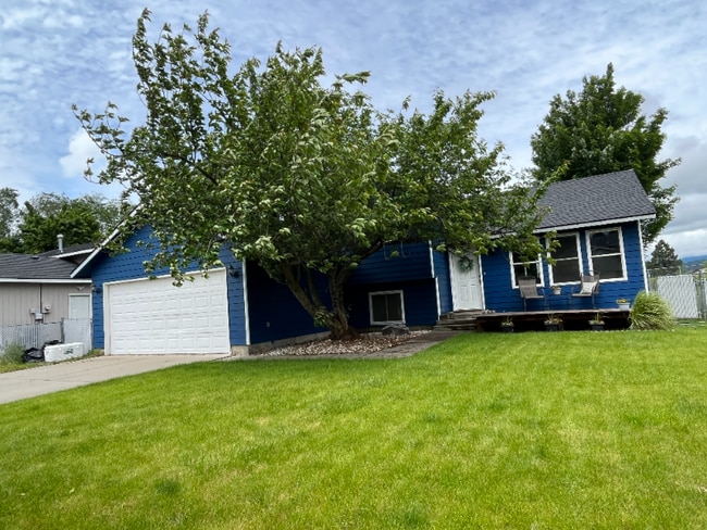 property at 700 W Bridle Ln