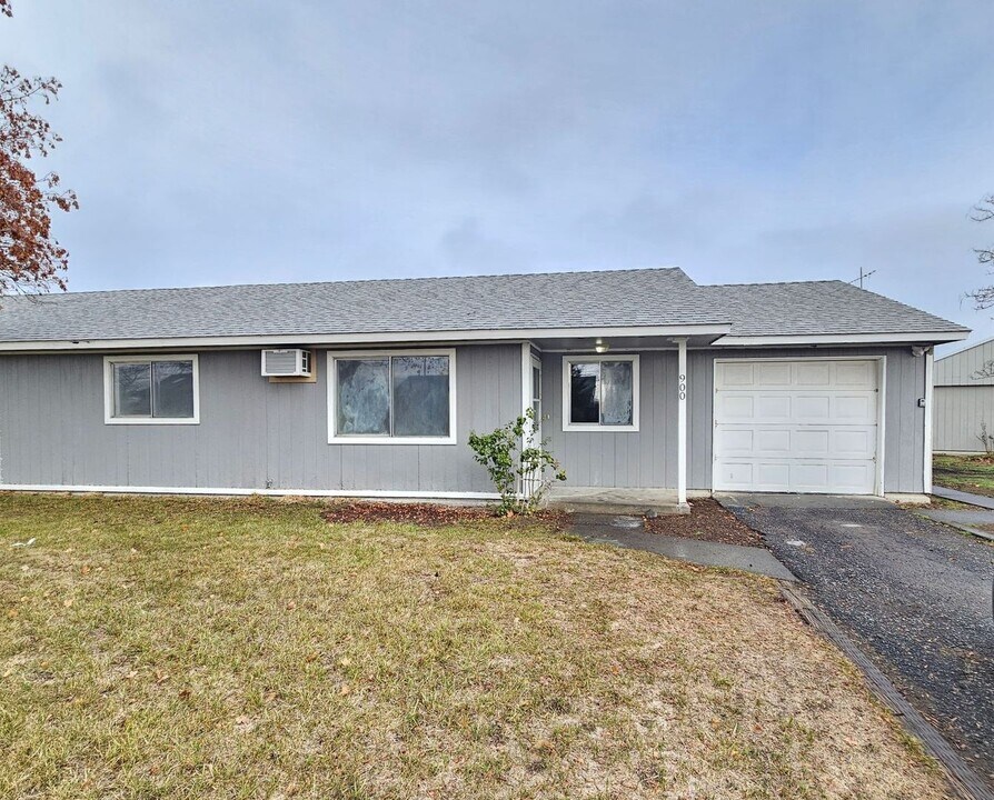 900-902 Lindberg Ln in Moses Lake, WA - Building Photo