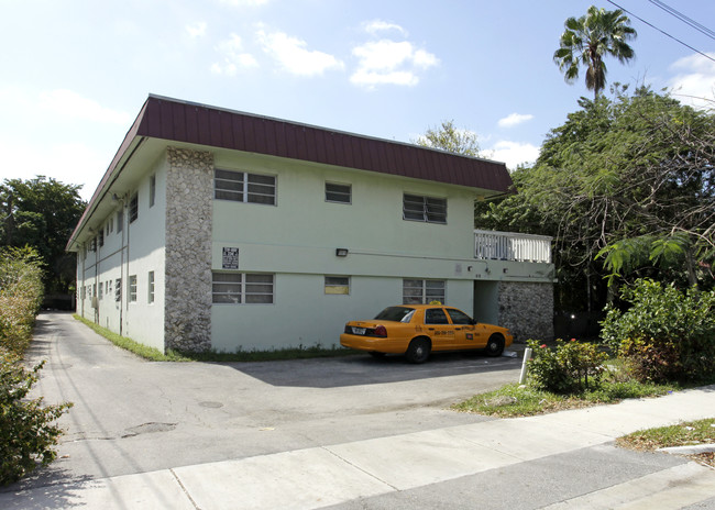 Dover Apartments in North Miami, FL - Foto de edificio - Building Photo