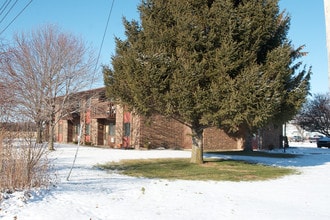 Country Village Apartments in Waupun, WI - Foto de edificio - Building Photo
