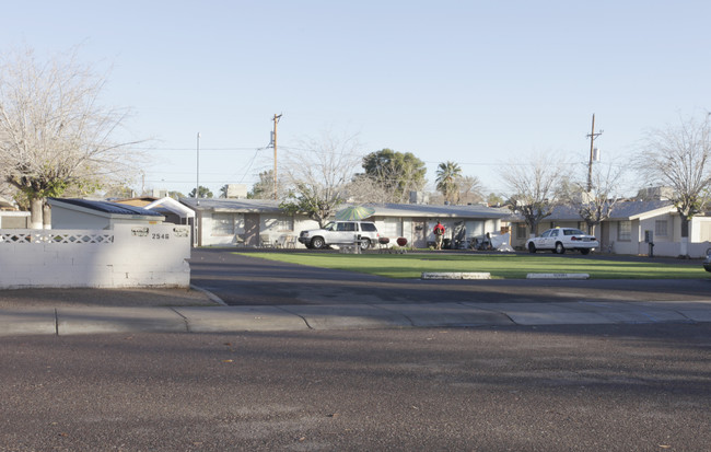 2546 W Orangewood Ave in Phoenix, AZ - Building Photo - Building Photo