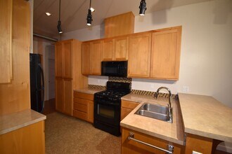 211 W 1st Ave in Albany, OR - Building Photo - Building Photo