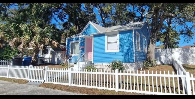 property at 821 Newton Ave S