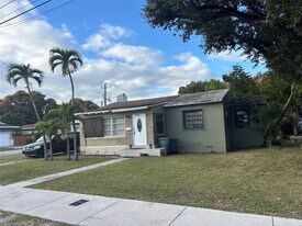 1001 NE 33rd St in Oakland Park, FL - Building Photo