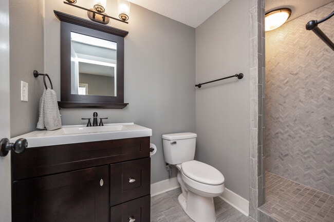 9440 Rushbrook Dr in Johnston, IA - Foto de edificio - Building Photo