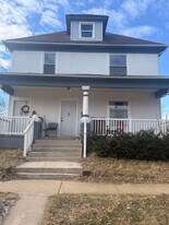 713 S 4th St in Rockford, IL - Building Photo