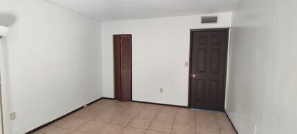 6900 N Kendall Dr in Miami, FL - Building Photo - Building Photo