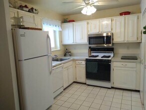 182 Storm Dr in Holtsville, NY - Building Photo - Building Photo