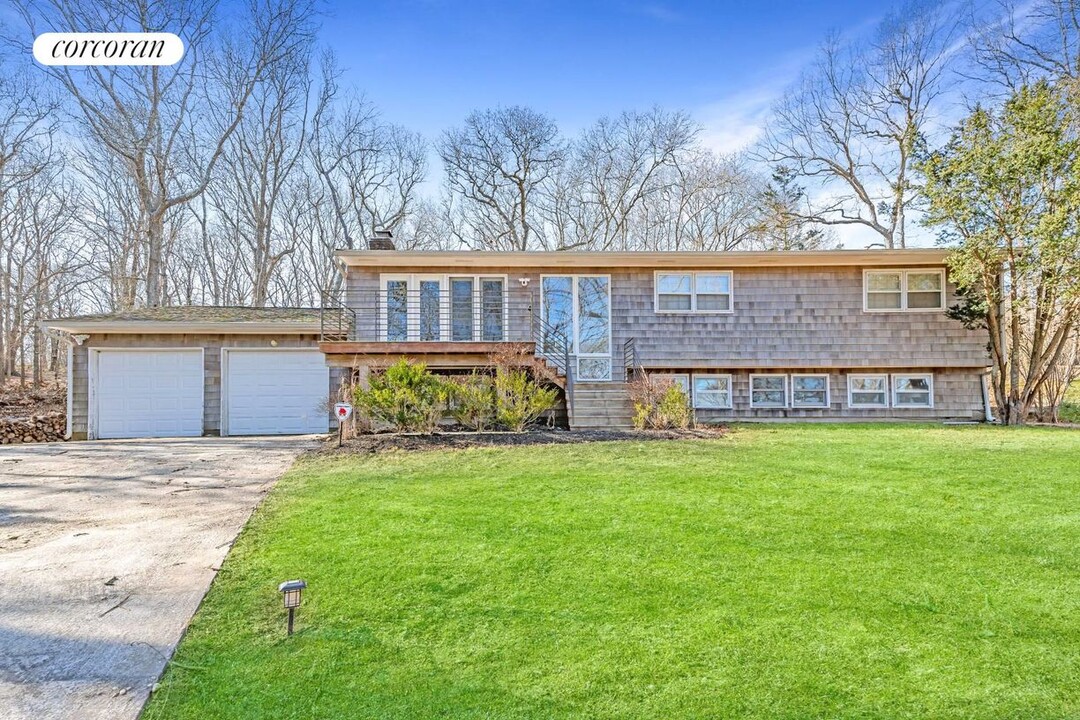 71 Gardiners Bay Dr in Shelter Island, NY - Building Photo