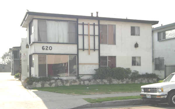 620 W 82nd St in Los Angeles, CA - Building Photo