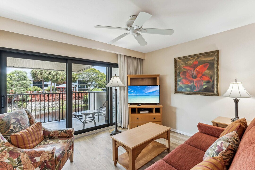 600 Neapolitan Way in Naples, FL - Foto de edificio