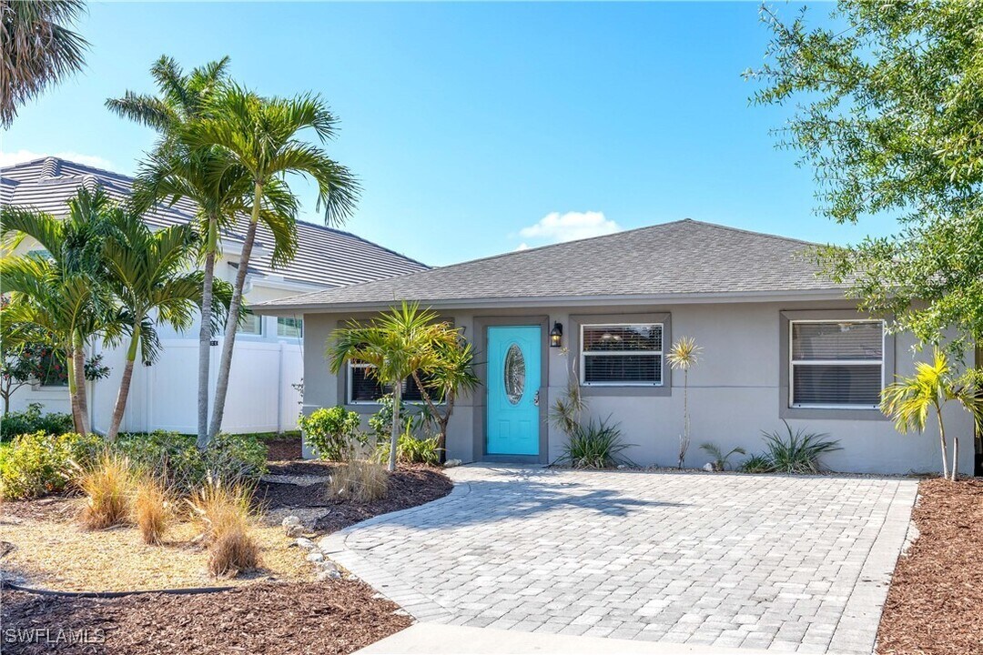 736 94th Ave N in Naples, FL - Building Photo