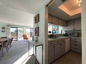 1725 N Vía Miraleste in Palm Springs, CA - Building Photo - Building Photo