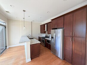 1002 W Van Buren St, Unit J-05 in Chicago, IL - Building Photo - Building Photo