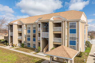 Woodlake Apartments in Kenner, LA - Building Photo - Building Photo