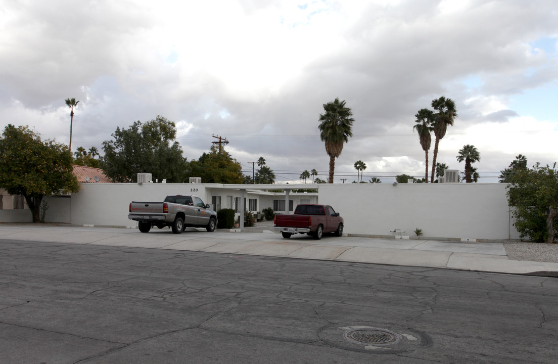 220 S Saturnmino Dr in Palm Springs, CA - Building Photo