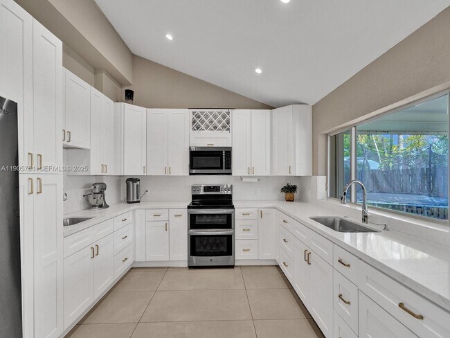 9700 NW 33rd St in Sunrise, FL - Foto de edificio - Building Photo