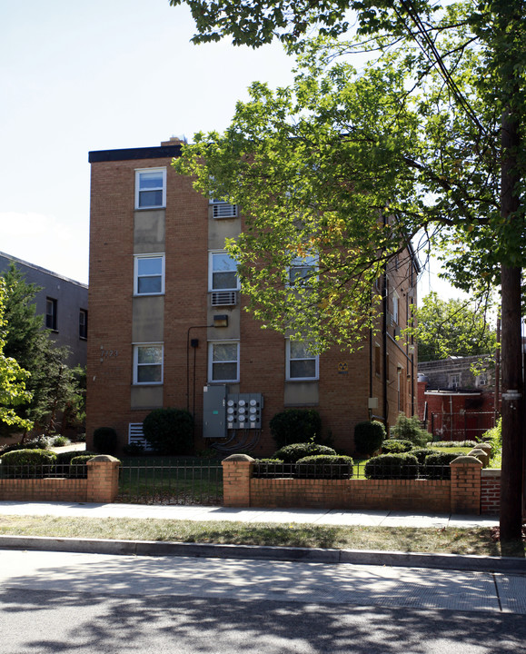 7723 Alaska Ave NW in Washington, DC - Foto de edificio