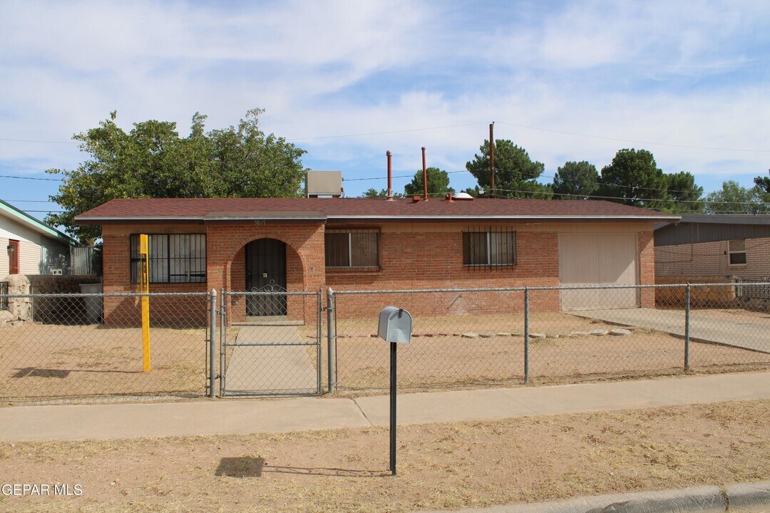 5817 Blackhawk Dr in El Paso, TX - Building Photo
