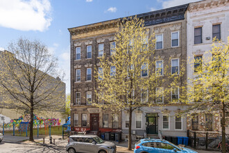 305 Jefferson St in Brooklyn, NY - Building Photo - Building Photo