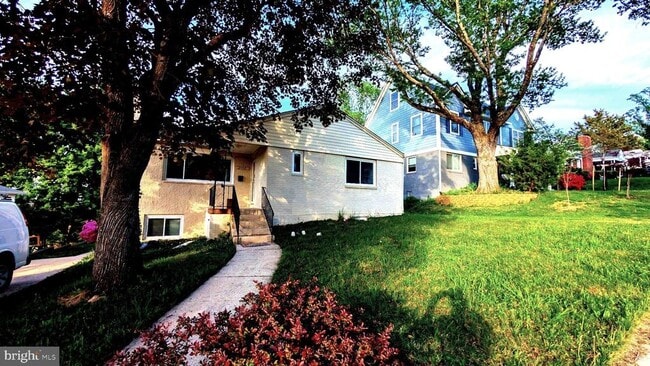 property at 2709 Navarre Dr