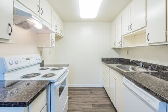 Cadillac Drive Townhomes in Sacramento, CA - Foto de edificio - Interior Photo