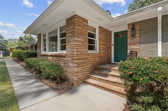 1271 Moores Mill Rd NW in Atlanta, GA - Building Photo - Building Photo