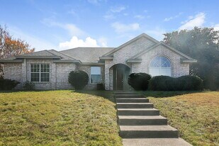 500 Maywood Ln in Desoto, TX - Building Photo