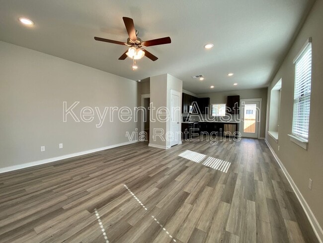 520 Fieldwood Dr in Mustang Ridge, TX - Building Photo - Building Photo