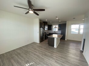 521 Sandpiper Wy in Imperial Beach, CA - Foto de edificio - Building Photo