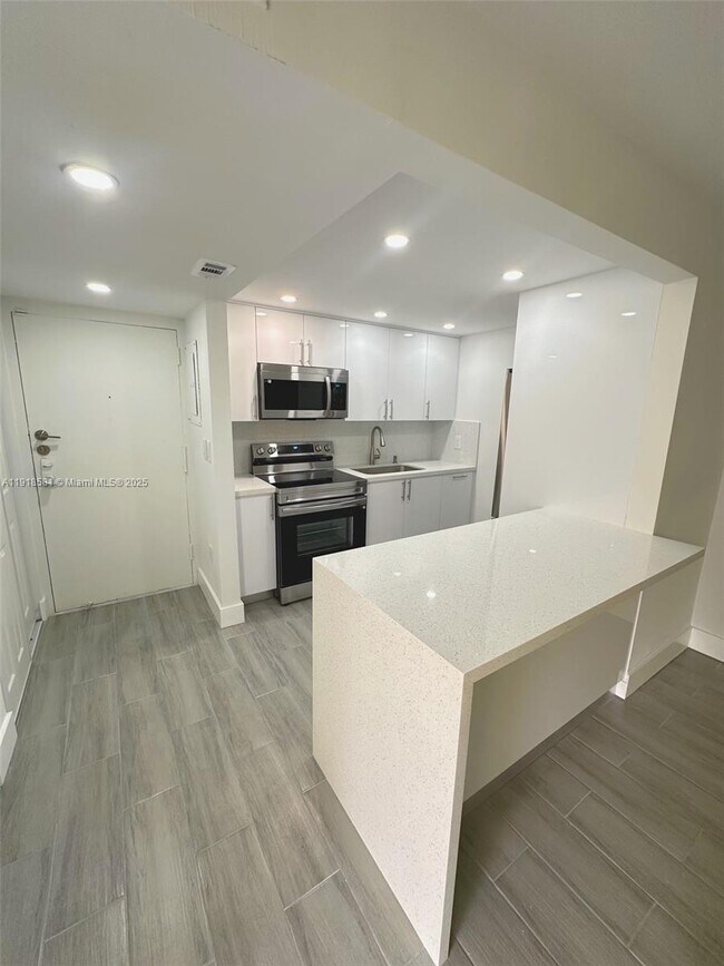 14201 N Kendall Dr in Miami, FL - Building Photo - Building Photo