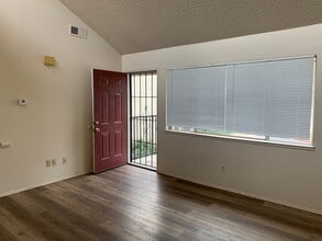 325 Standiford Ave in Modesto, CA - Building Photo - Building Photo
