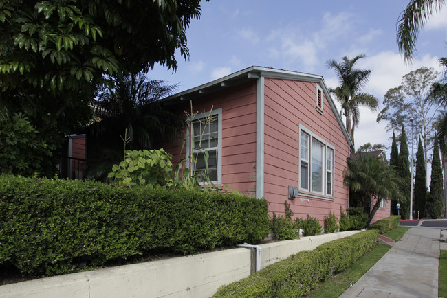 Historic Little Italy Bungalows in San Diego, CA - Foto de edificio - Building Photo