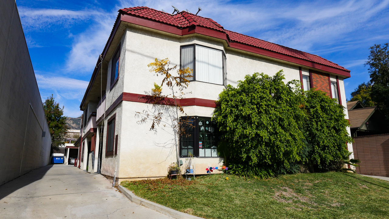 New York View Apartments in Altadena, CA - Building Photo