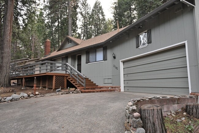 2742 Romer Blvd in Pollock Pines, CA - Foto de edificio - Building Photo