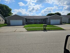 1011 Pheasant Ln, Unit 1011 in Horicon, WI - Building Photo