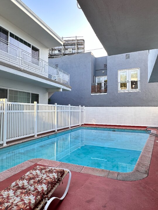 707 N Genesee Ave in Los Angeles, CA - Building Photo