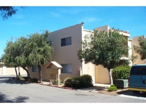 Country Aire Apartments in San Diego, CA - Building Photo - Building Photo